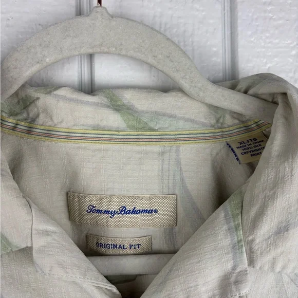 Tommy Bahama Men’s 100% Silk Light Green Leaf Button Down Shirt - Picture 3 of 6